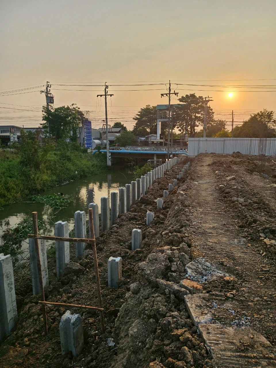ถมดินและบดอัดแน่น