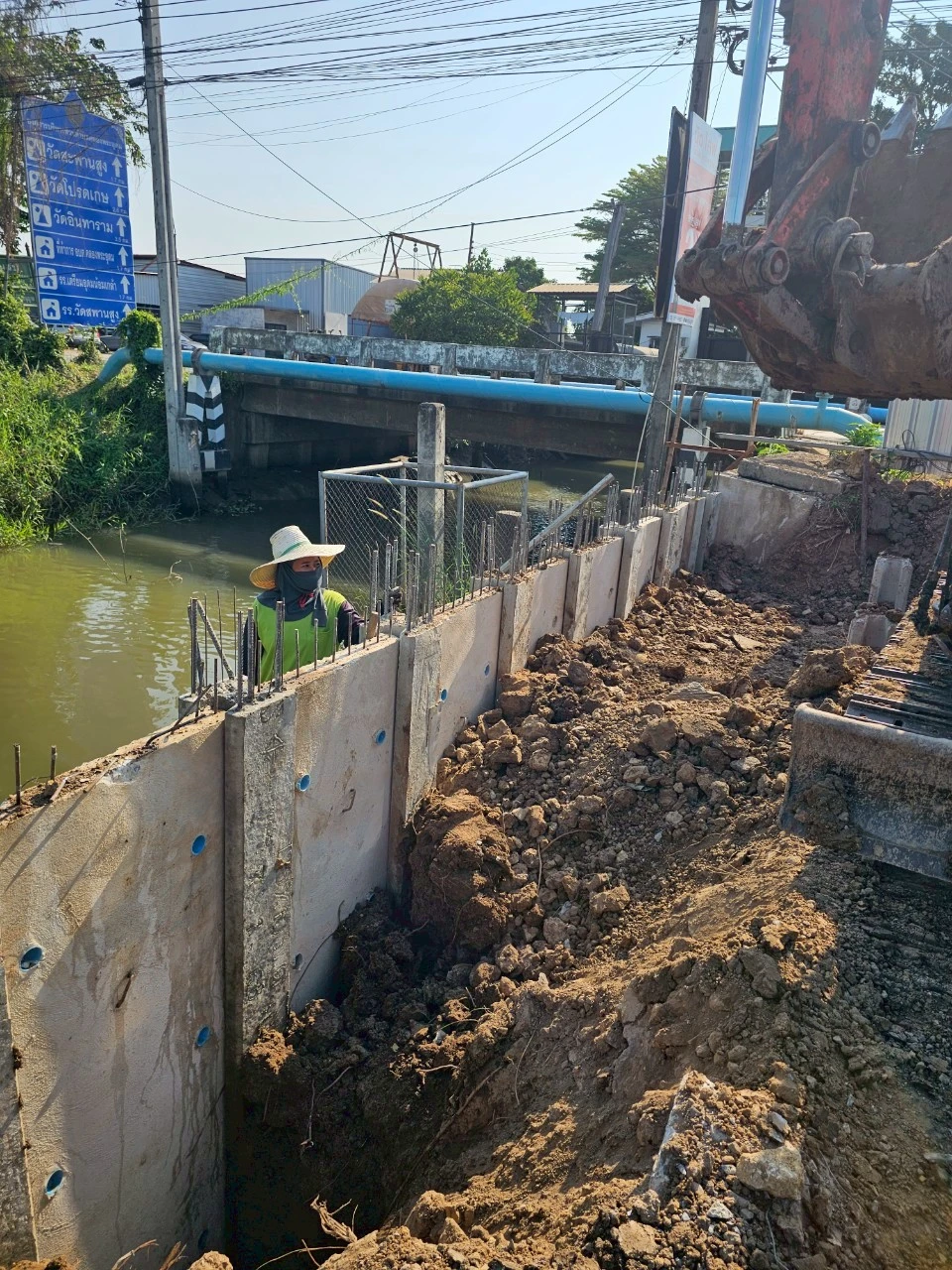 เทพื้นคอนกรีตลานพักสินค้า