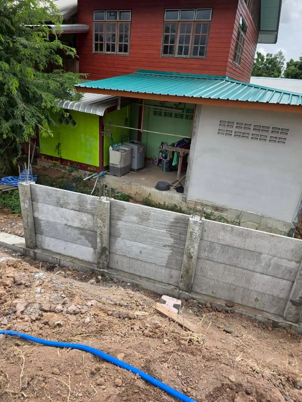 วางตาข่ายเหล็กและเทคอนกรีต