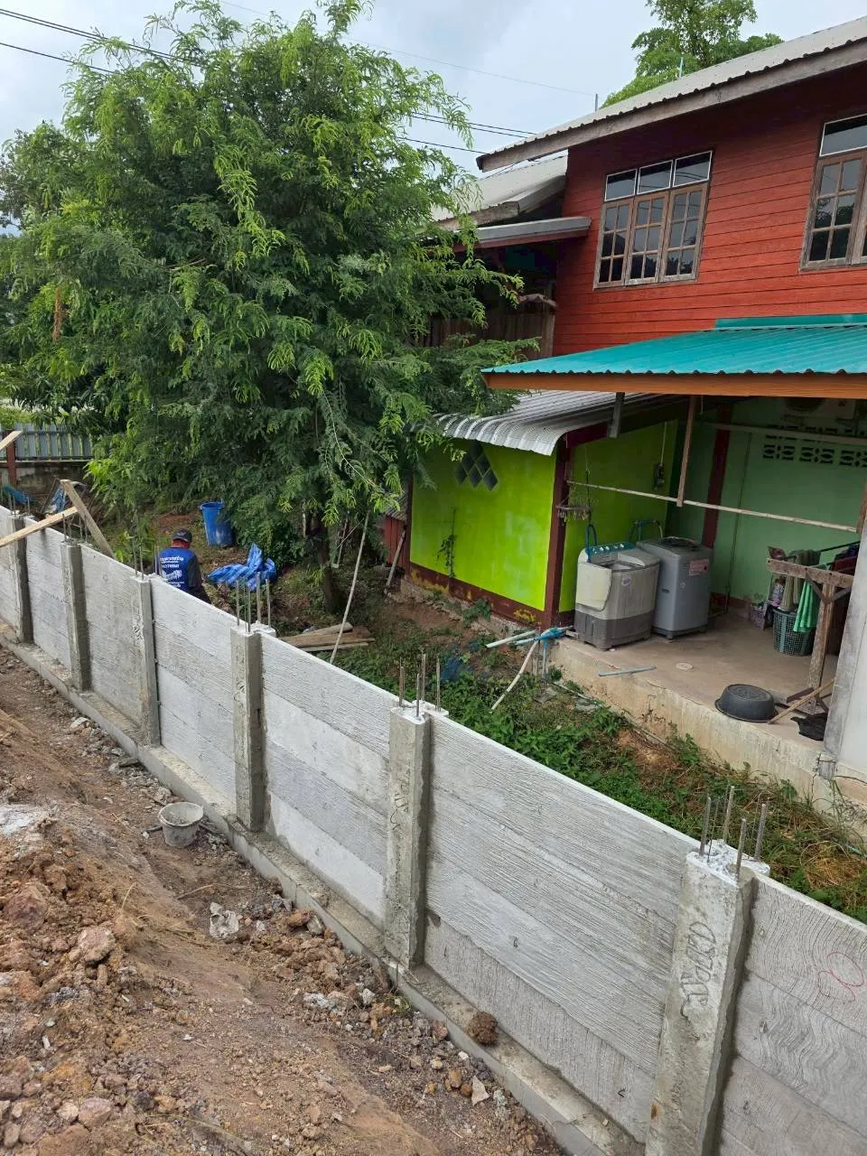 วางตาข่ายเหล็กและเทคอนกรีต