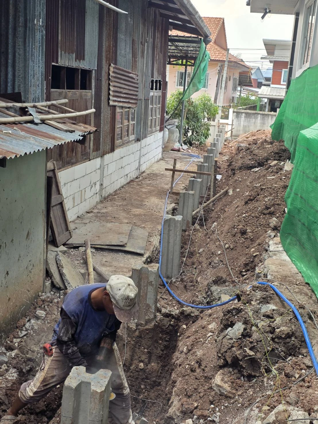 งานตอกเสาเข็ม i22 พร้อมดึงแนวเสาเข็ม ป้องกันกำแพงทรุด 01