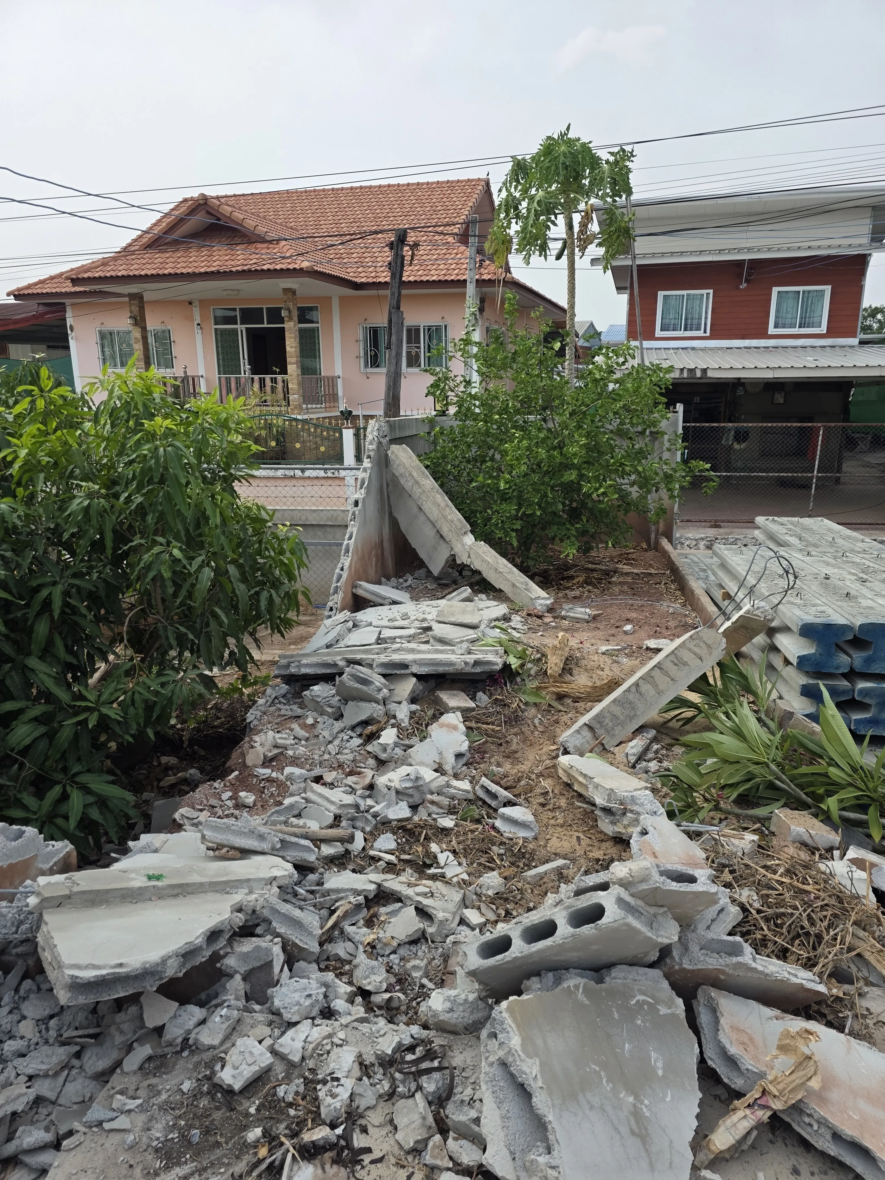การสำรวจพื้นที่และตีผังเตรียมหน้างานก่อสร้างกำแพงกันดิน ต.ชีลอง ชัยภูมิ 02
