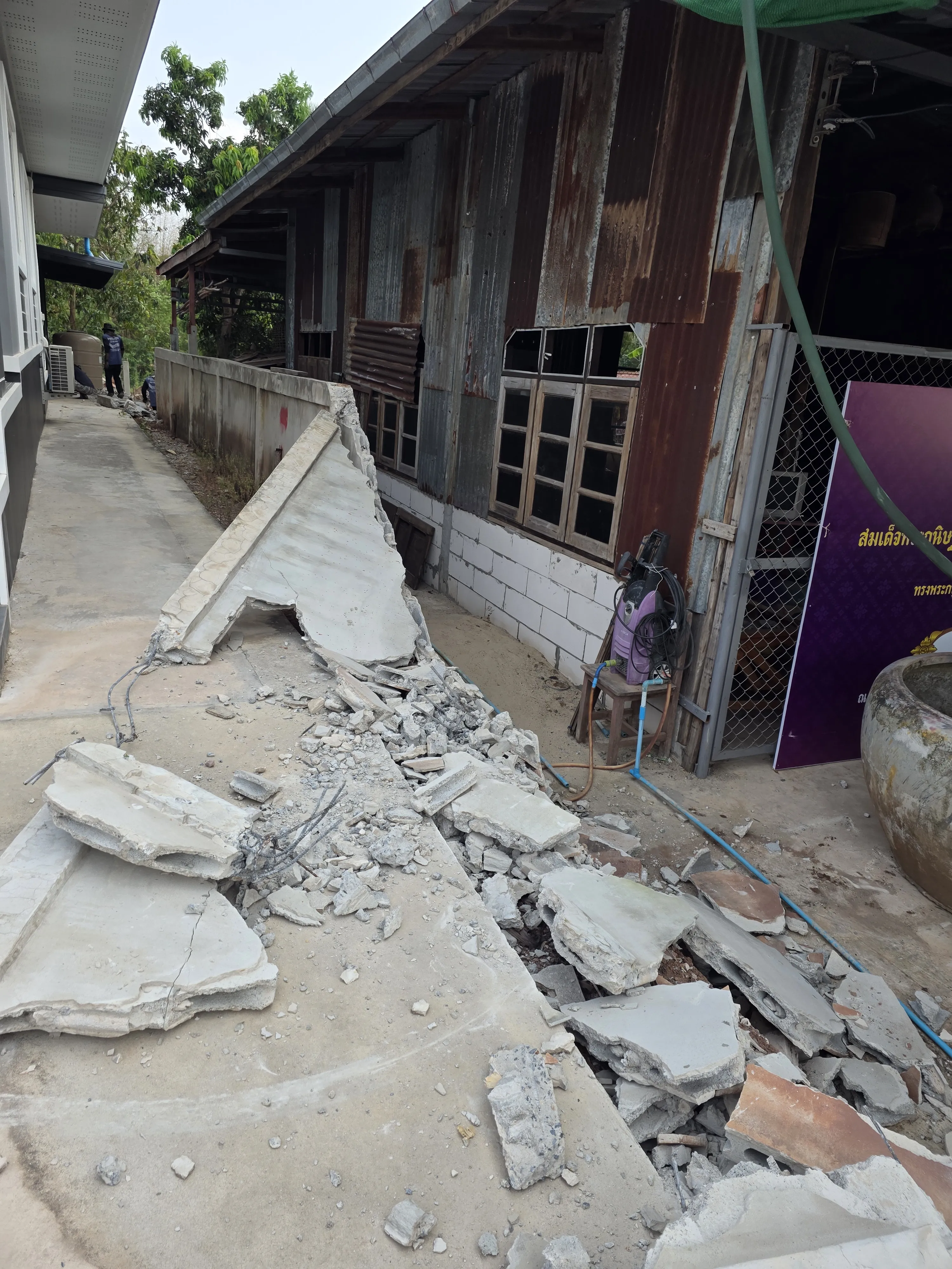 การสำรวจพื้นที่และตีผังเตรียมหน้างานก่อสร้างกำแพงกันดิน ต.ชีลอง ชัยภูมิ 01