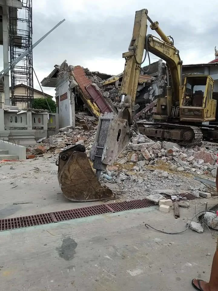 รื้อถอนบ้าน