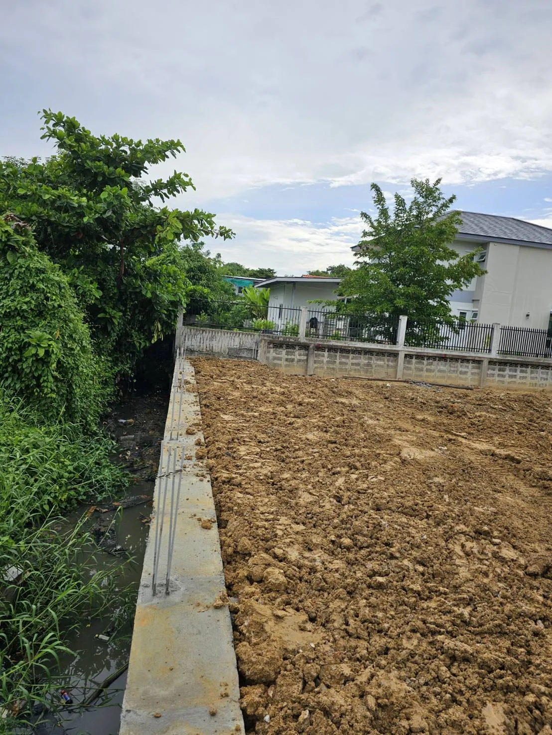 ปรับพื้นที่