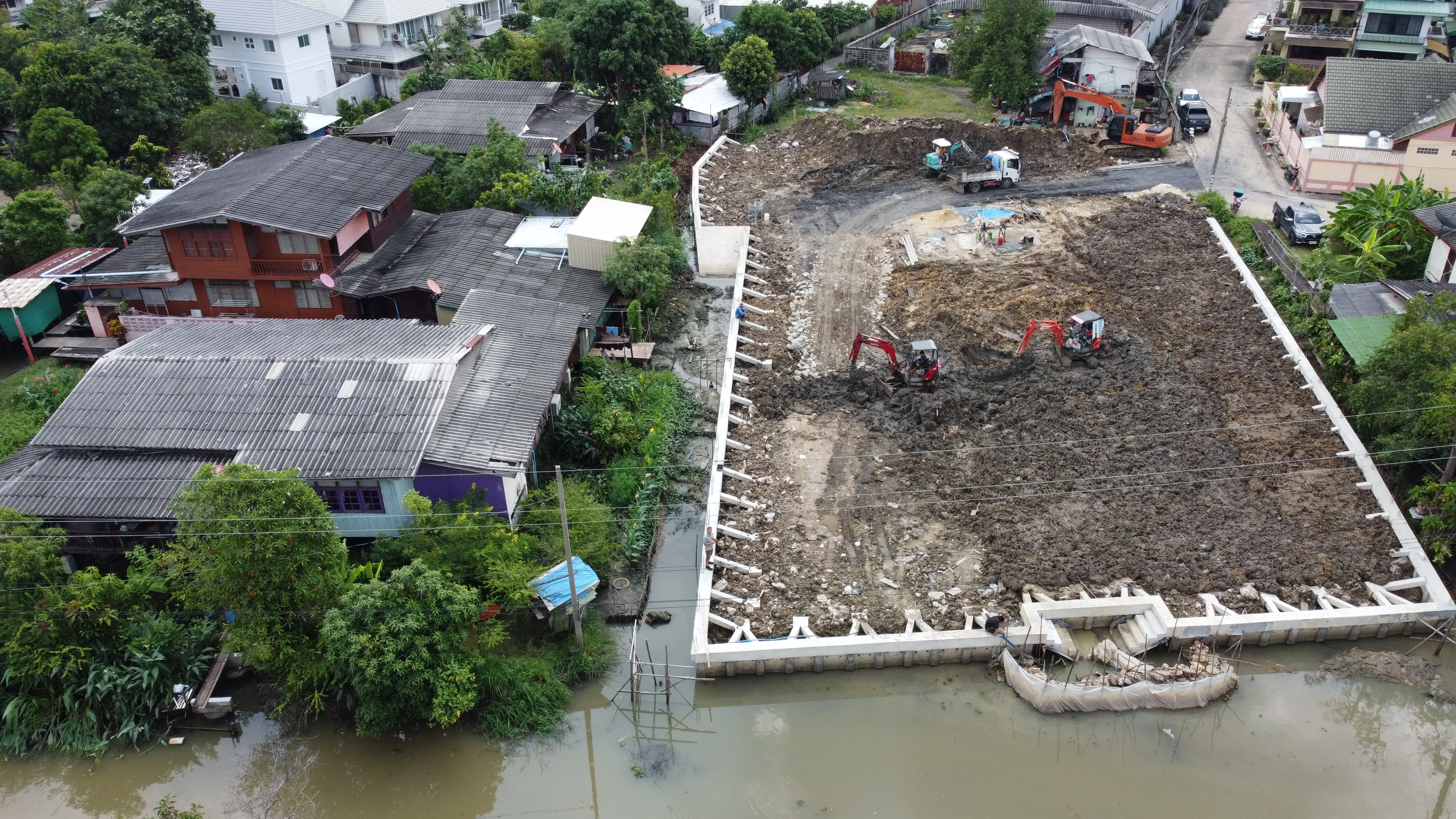 ปรับพื้นที่