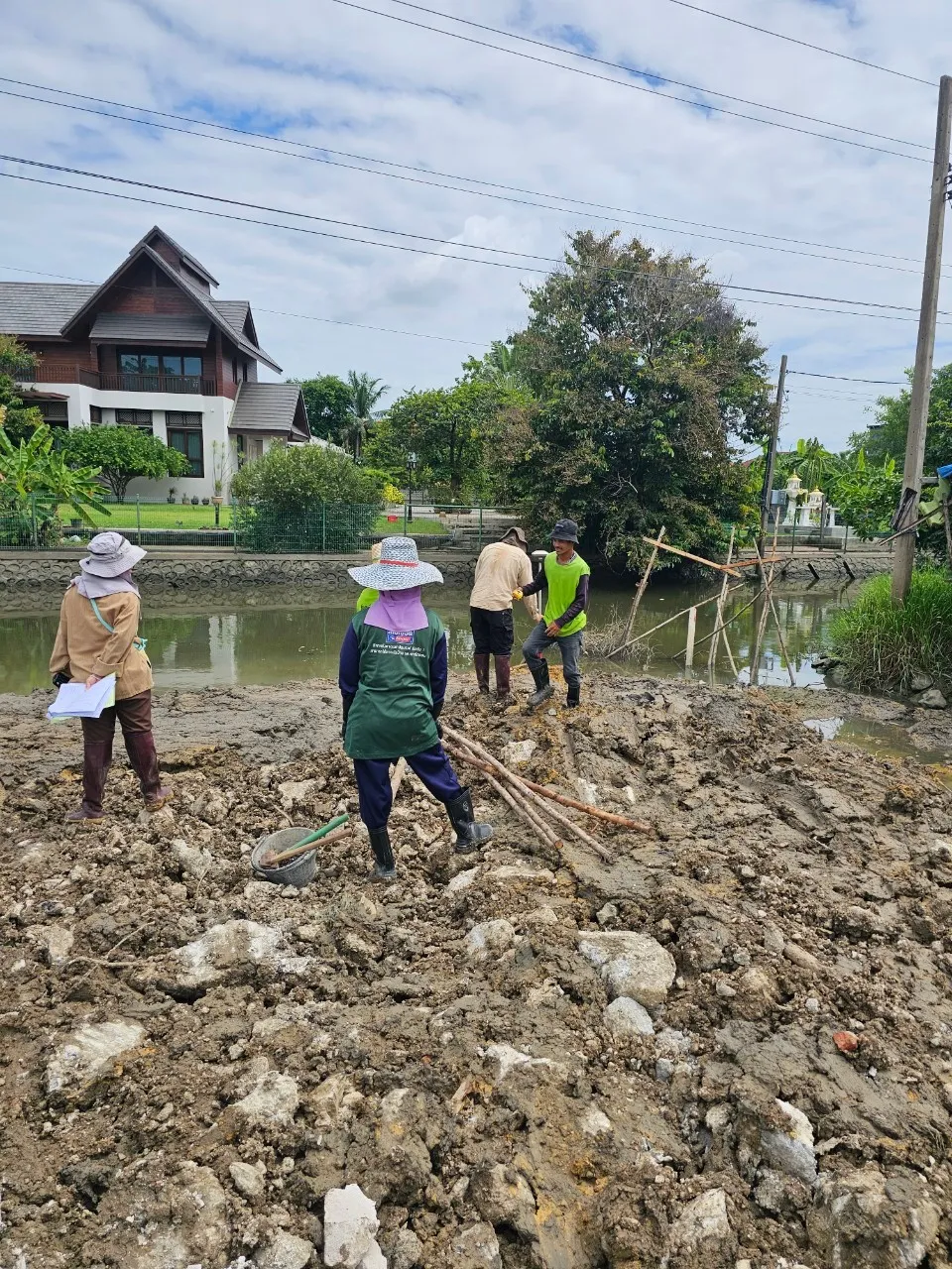 ปรับพื้นที่